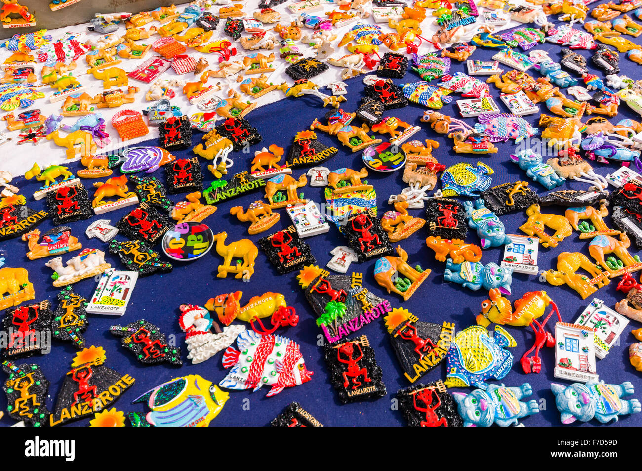 Frigo magnete souvenir in vendita presso il mercato della domenica nella città di Lanzarote di Teguise Foto Stock