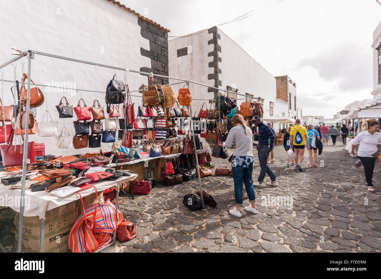 Borsette, gioielli e oggetti di pelle prodotti per la vendita in una fase di stallo nel il mercato della domenica nella città di Lanzarote di Teguise Foto Stock