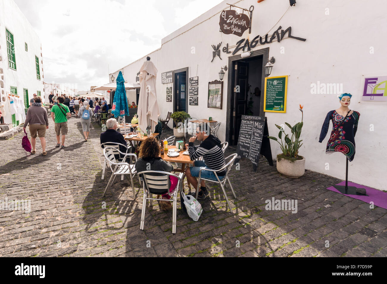 Persone rilassante al di fuori di un ristorante cafe nella città di Lanzarote di Teguise Foto Stock