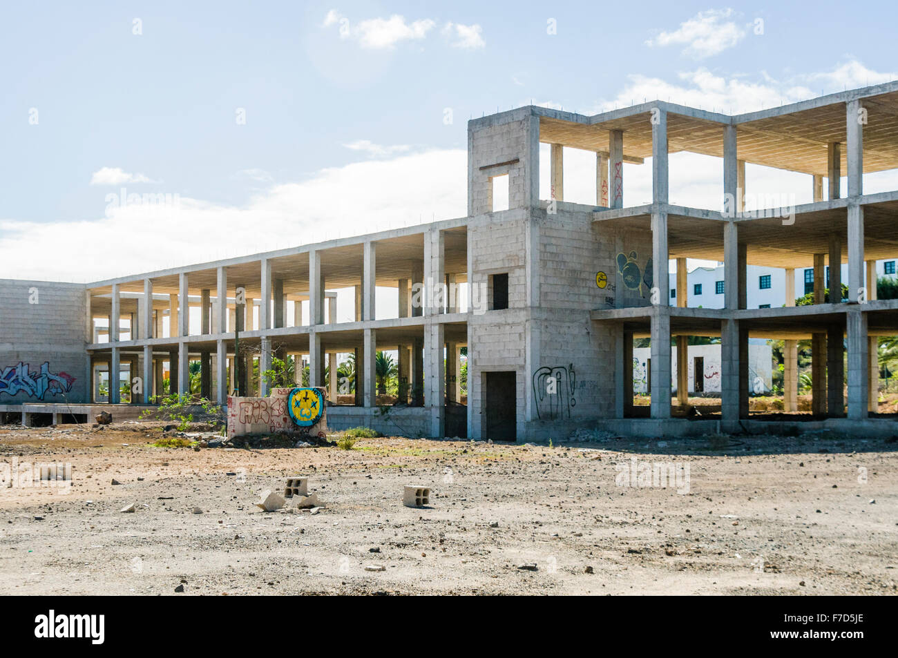Guscio in calcestruzzo di un incompiuta e abbandonata albergo spagnolo. Foto Stock