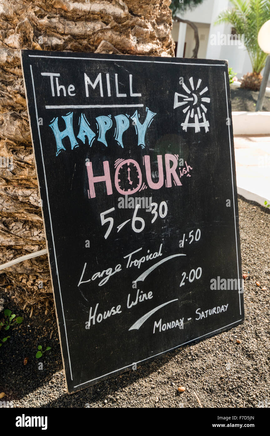Segni al di fuori di un pub inglese in una vacanza spagnola resort pubblicità a buon mercato bevande durante "happy hour". Foto Stock
