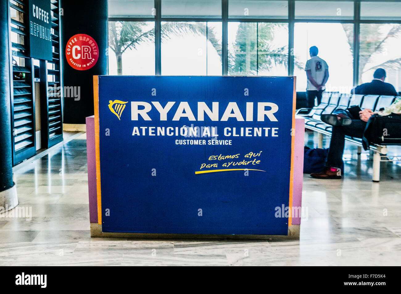 Ryanair customer information desk, senza personale. Foto Stock