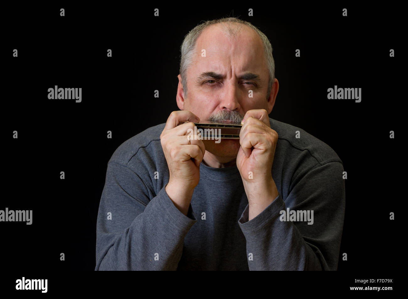 Ritratto di coppia caucasica uomo moustached giocando armonica a bocca Foto Stock