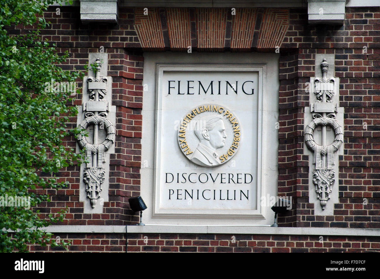 Monumento a Sir Alexander Fleming presso l'ospedale St Mary. Foto Stock