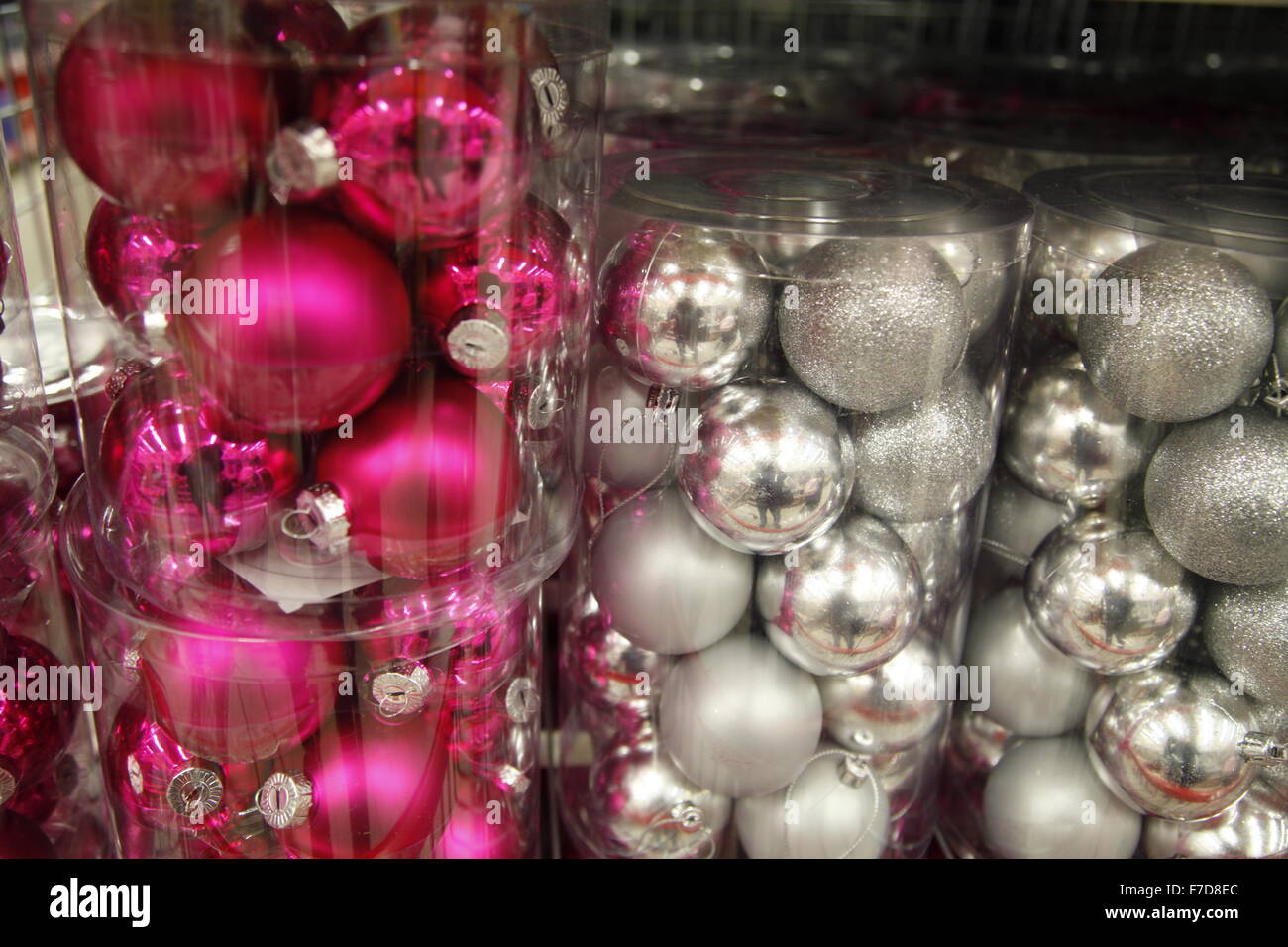 Le palle di Natale in rosa e argento Foto Stock