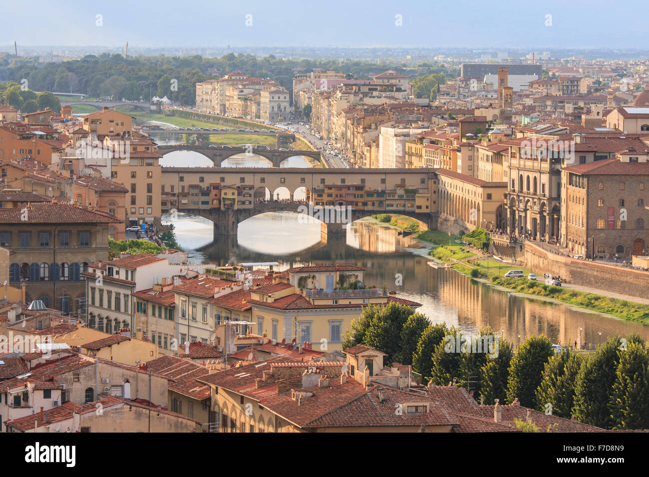 Ponte Vecchio e sul fiume Arno in un tardo pomeriggio estivo, Firenze, Italia Foto Stock