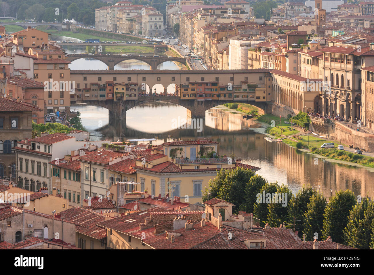 Ponte Vecchio e sul fiume Arno in un tardo pomeriggio estivo, Firenze, Italia Foto Stock