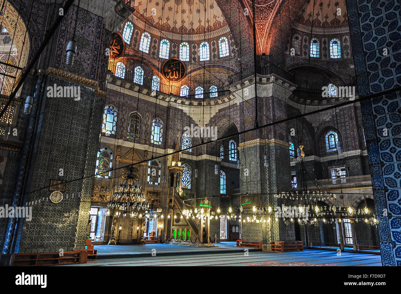 Interno della nuova moschea (Yeni Camii) in Istanbul Foto Stock