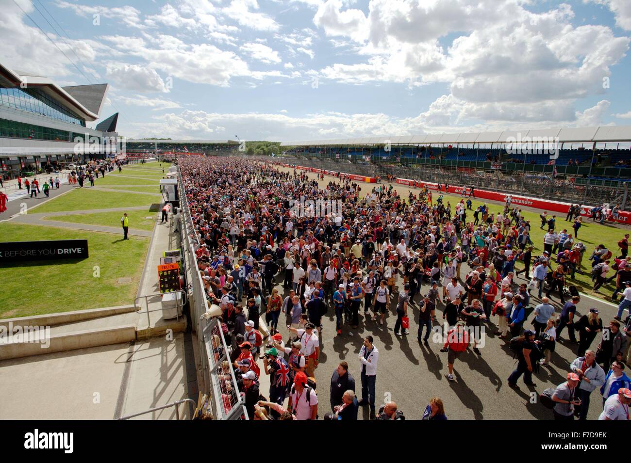 I tifosi inglesi invadono il circuito per celebrare Lewis Hamilton della vittoria del 2014 British F1 Grand Prix di Silverstone. Foto Stock