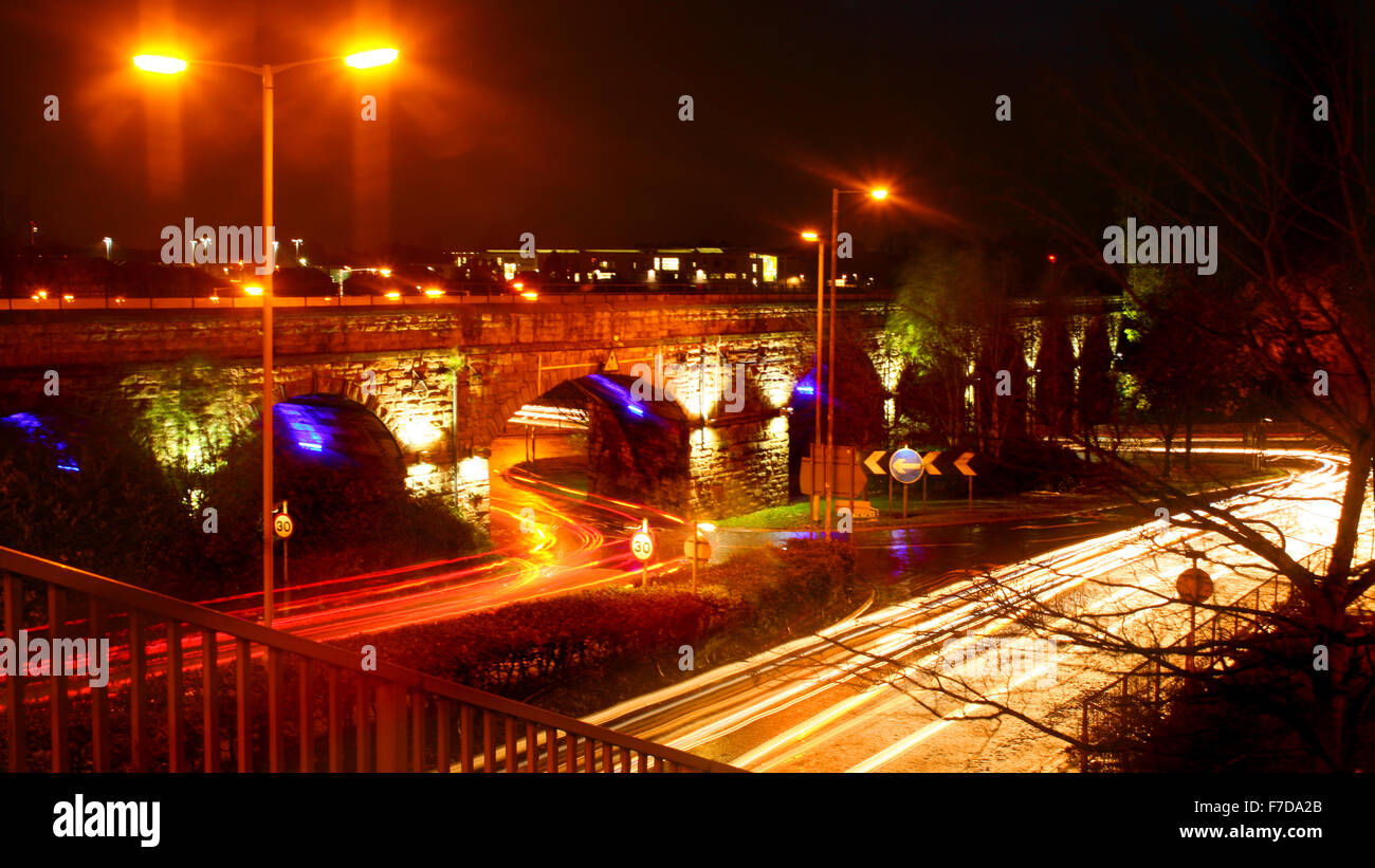 Il viadotto ferroviario, su un wet novembre serata, Dunfermline, Fife, Scozia Foto Stock
