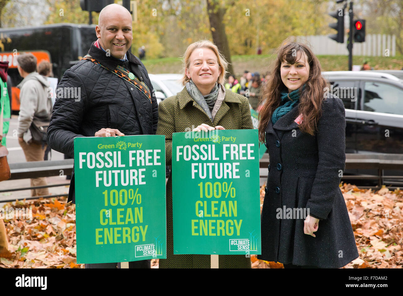 Londra, Regno Unito. Il 29 Novembre, 2015. Natalie Bennett (c), leader del partito dei Verdi, fiancheggiata da Shahrar Ali e Amelia Womack, vice leader del partito dei Verdi, prima che la gente di marzo per il clima, di giustizia e di posti di lavoro a Londra. Credito: Mark Kerrison/Alamy Live News Foto Stock