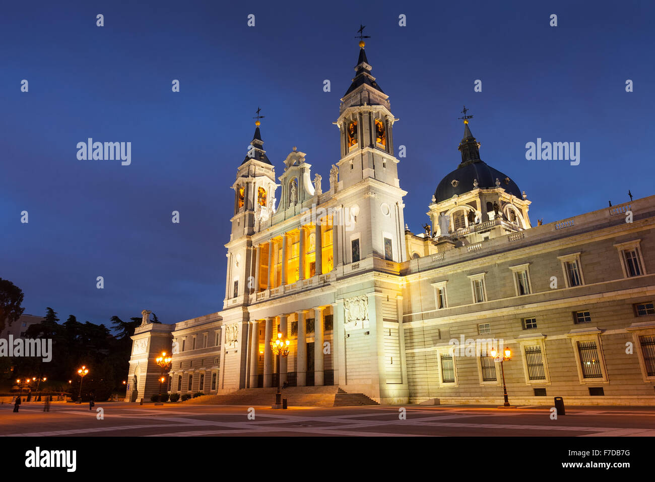 Cattedrale di Almudena a Madrid nella notte. Spagna Foto Stock