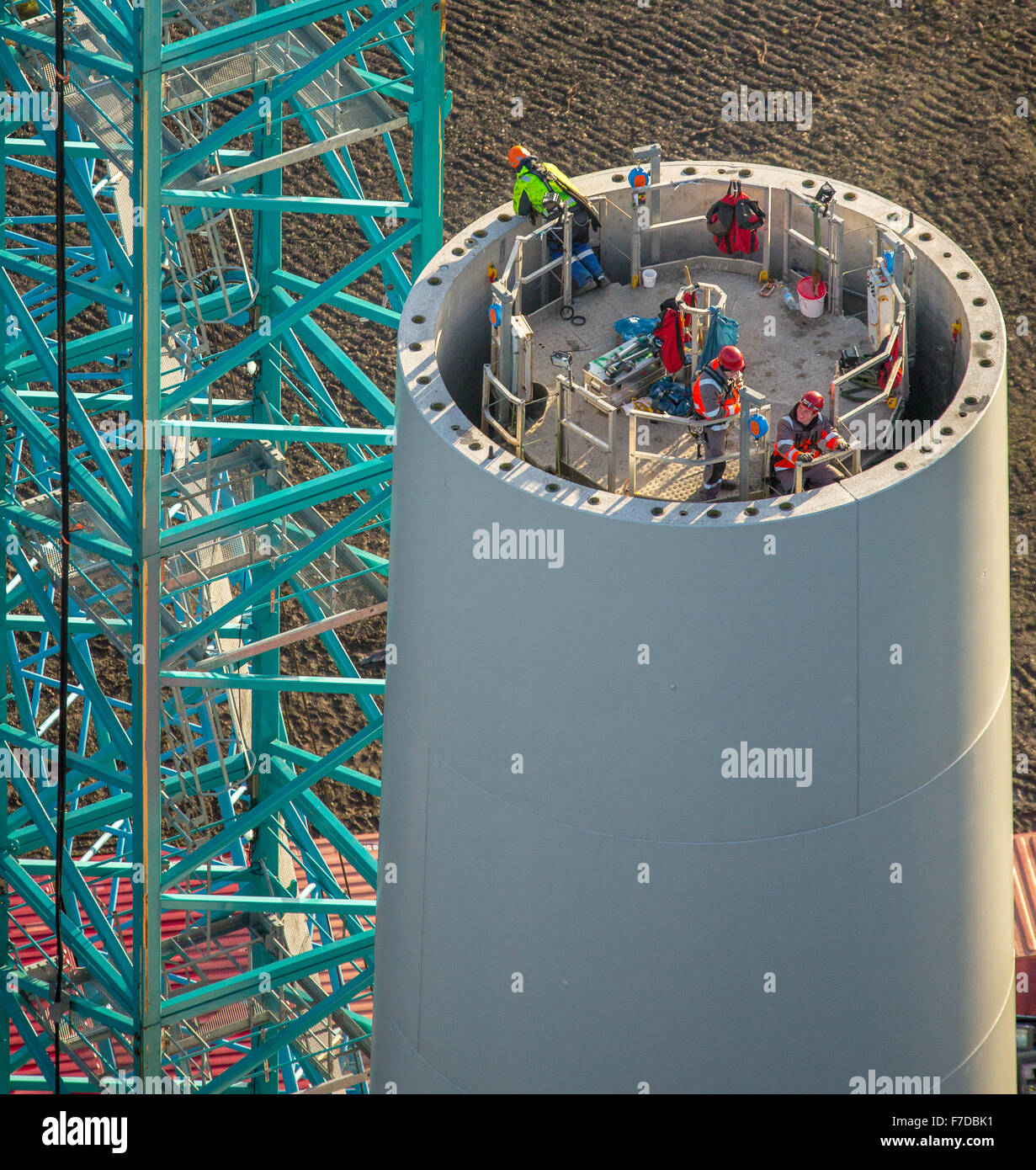 La costruzione di un grande impianto eolico s nell'heap Lohberg, altezza lavoratori, Dinslaken, regione della Ruhr, Renania settentrionale-Vestfalia, Germania Foto Stock