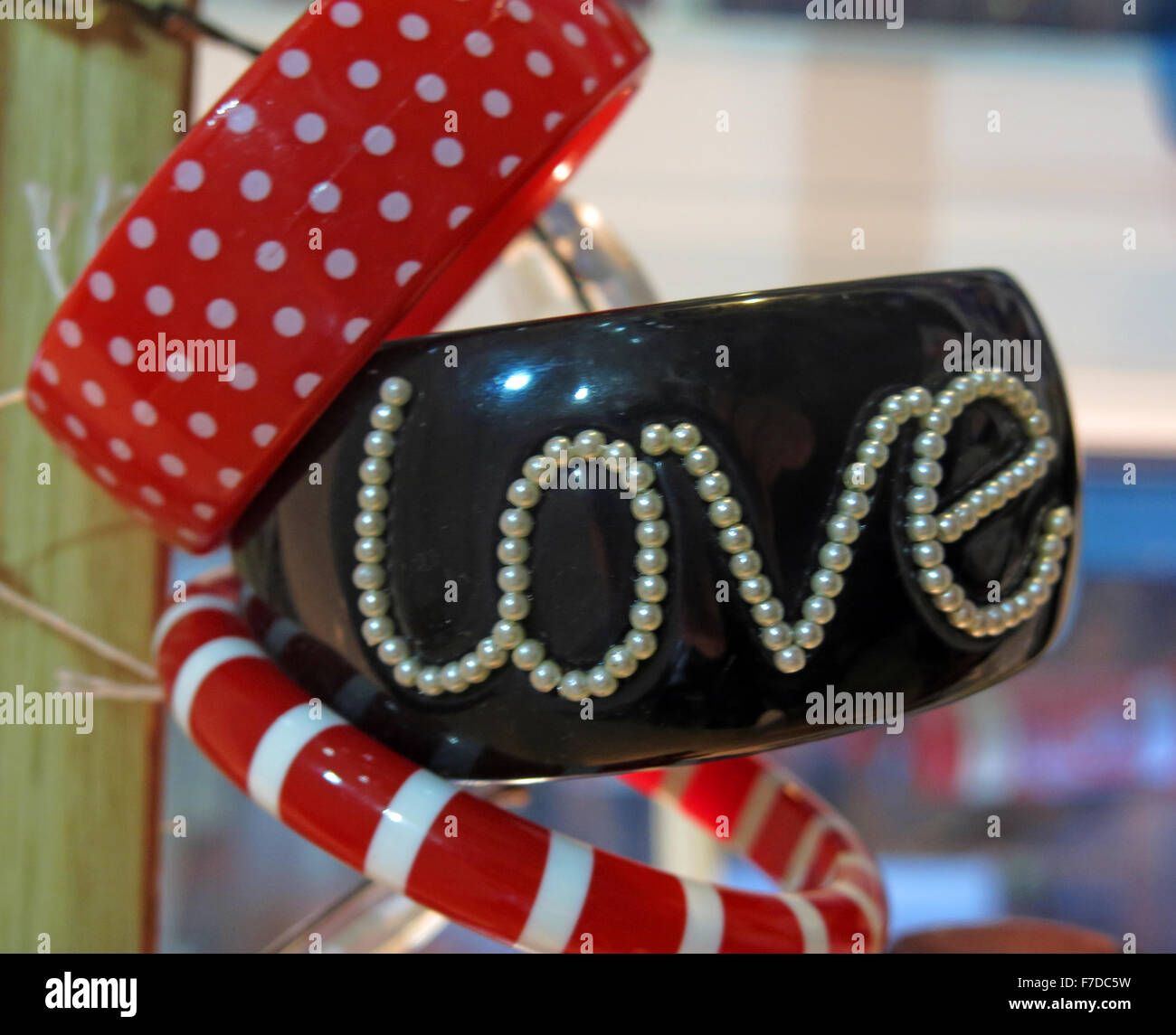 Amore bangle in nero e perle Foto Stock