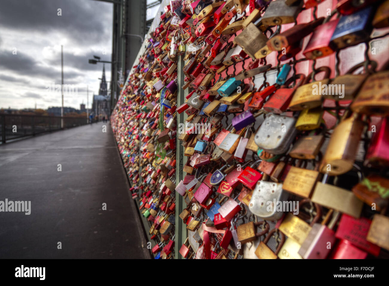 Amore si blocca sul ponte di Hohenzollern, Colonia, Germania, Europa Foto Stock