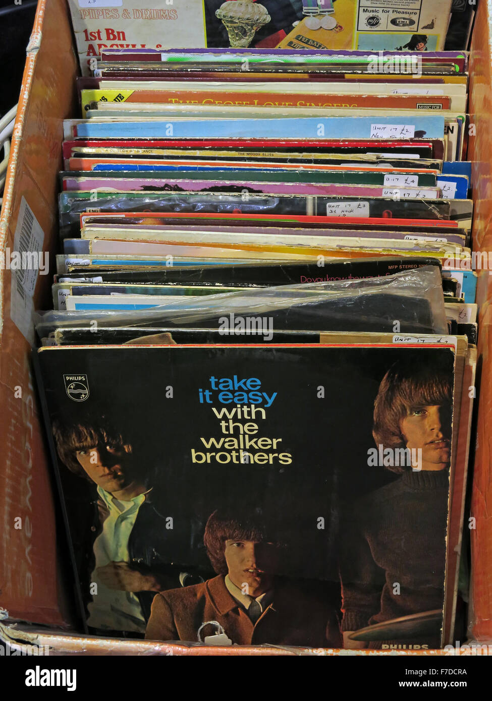 Vecchia scatola di LP 12' dischi in vinile, il mercato locale in Inghilterra Foto Stock