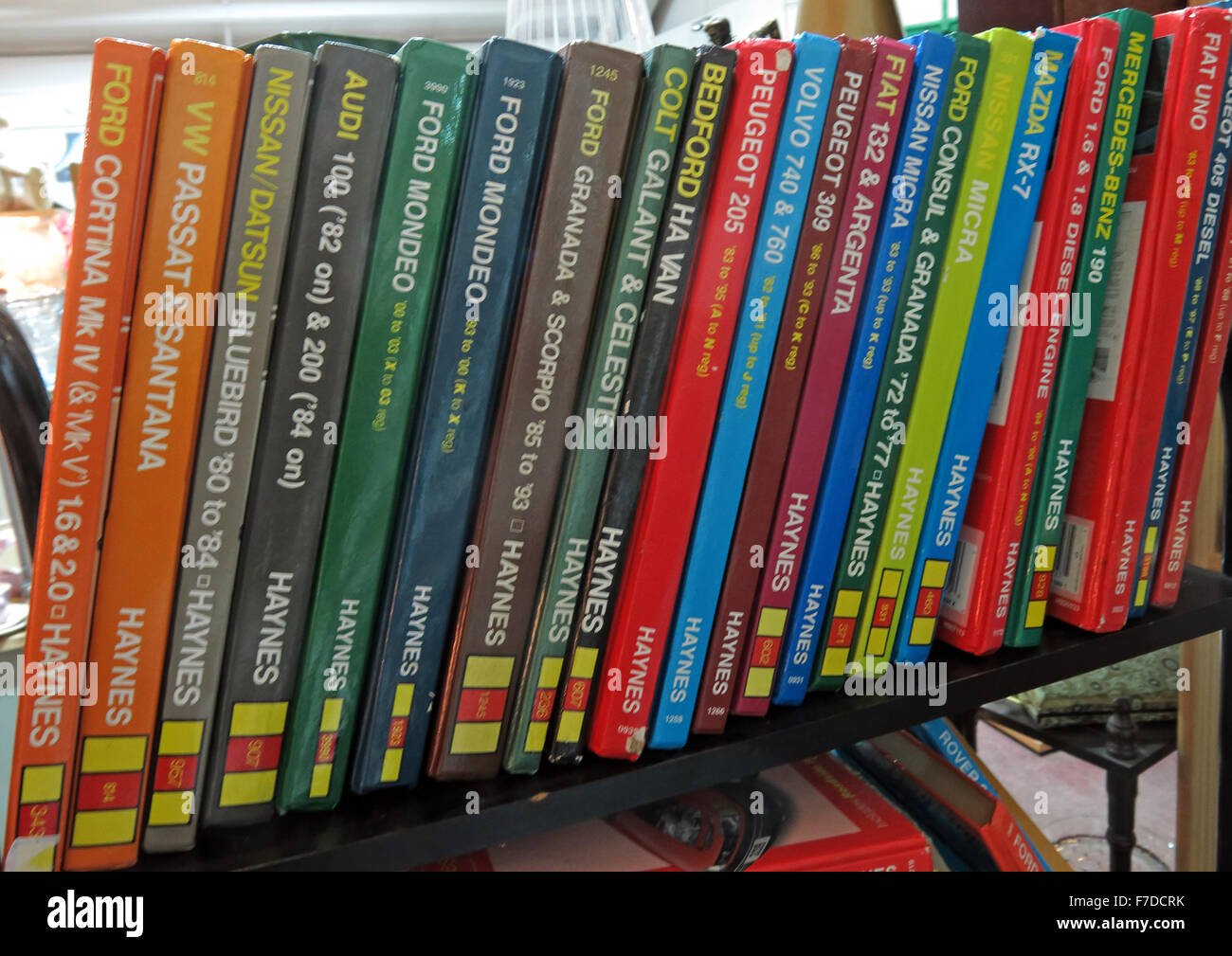 Scaffale di Haynes auto manuali di manutenzione, England, Regno Unito Foto Stock