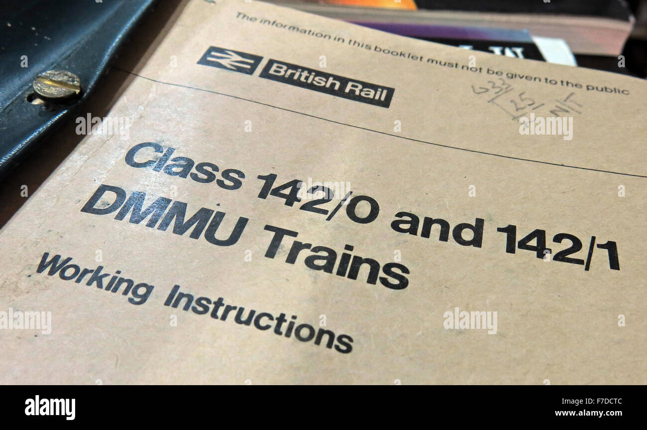 British Rail Classe 142 DMMU Train Manuale di istruzioni per il lavoro, per i lavoratori e gli autisti RMT / ASLEF. Guida e manutenzione di treni e materiale rotabile TOC Foto Stock