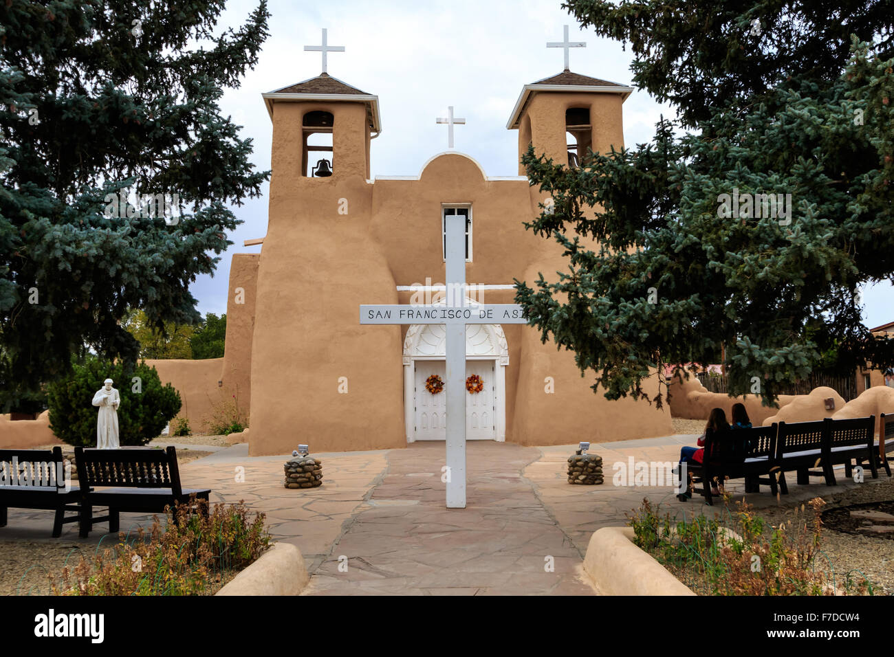 Il ben noto San Francisco de Assisi chiesa in Rancho de Taos, Nuovo Messico è stata in uso continuo per oltre duecento anni. Foto Stock