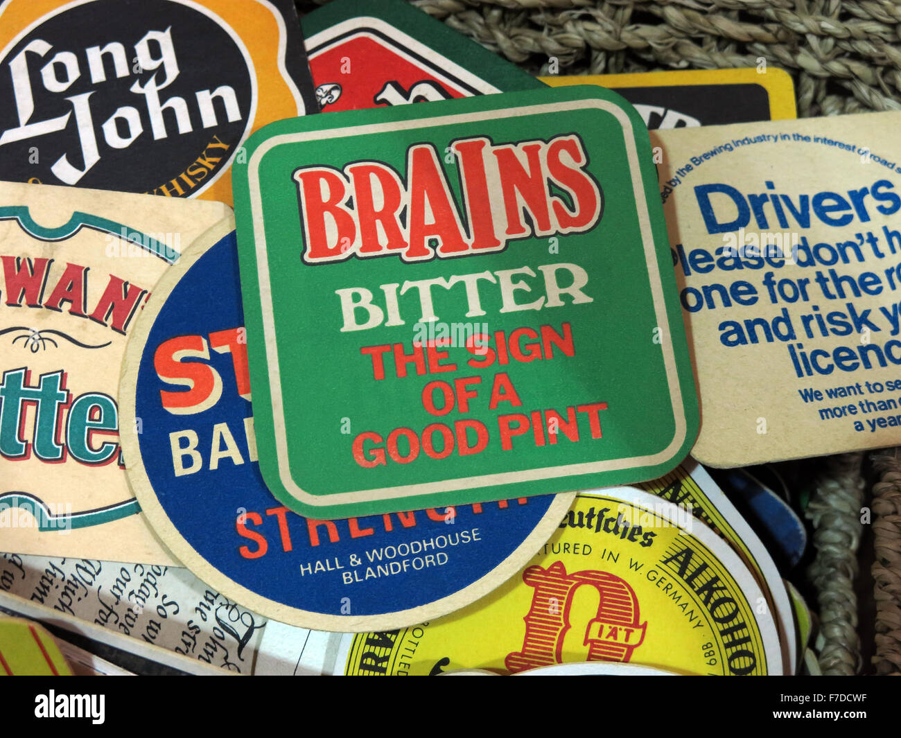 Cervelli,amaro britannici di birra / tappetini Tappeti di gocciolamento da piccole birrerie locali Foto Stock