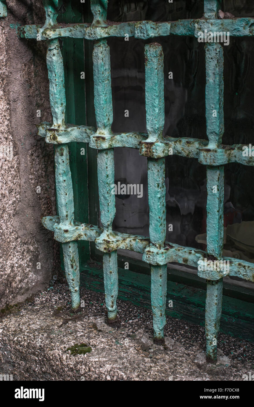 Portcullis-tipo finestra vecchio bar. Foto Stock