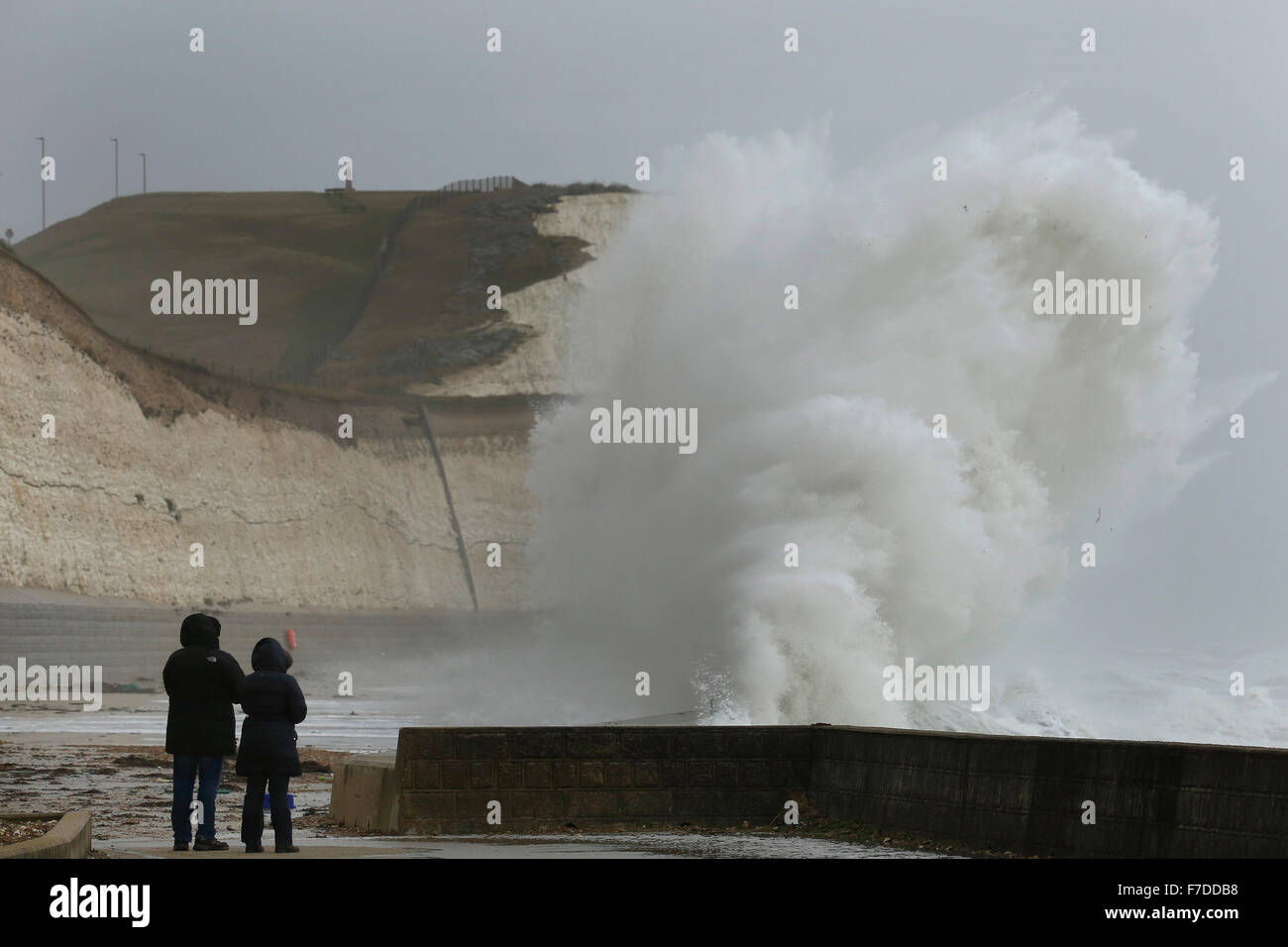 Saltdean, East Sussex, Regno Unito. 28 Novembre, 2015. La gente guarda come onde giganti crash al fondo di scogliere vicino Saltdean come tempesta Clodagh batte le East Sussex costa, Regno Unito Domenica 28 Novembre, 2015. Regioni della Gran Bretagna sono stati oggetto di un giallo allarme meteo per presenza di raffiche di vento fino a 60km/h. Fotografia : credito: Luca MacGregor / Alamy Live News Foto Stock