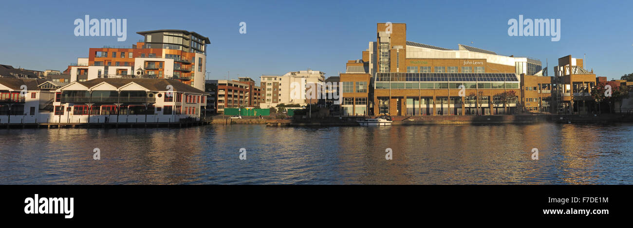 Pano del Fiume Tamigi a Kingston-upon-Thames,West London,l'Inghilterra,UK incl John Lewis Foto Stock
