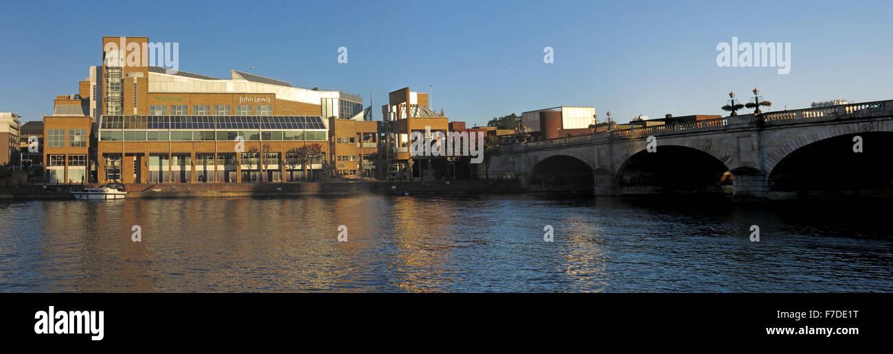 Pano del Fiume Tamigi a Kingston-upon-Thames,West London,l'Inghilterra,UK incl John Lewis Foto Stock