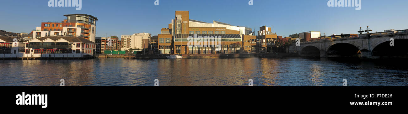 Pano del Fiume Tamigi a Kingston-upon-Thames,West London,l'Inghilterra,UK incl John Lewis Foto Stock
