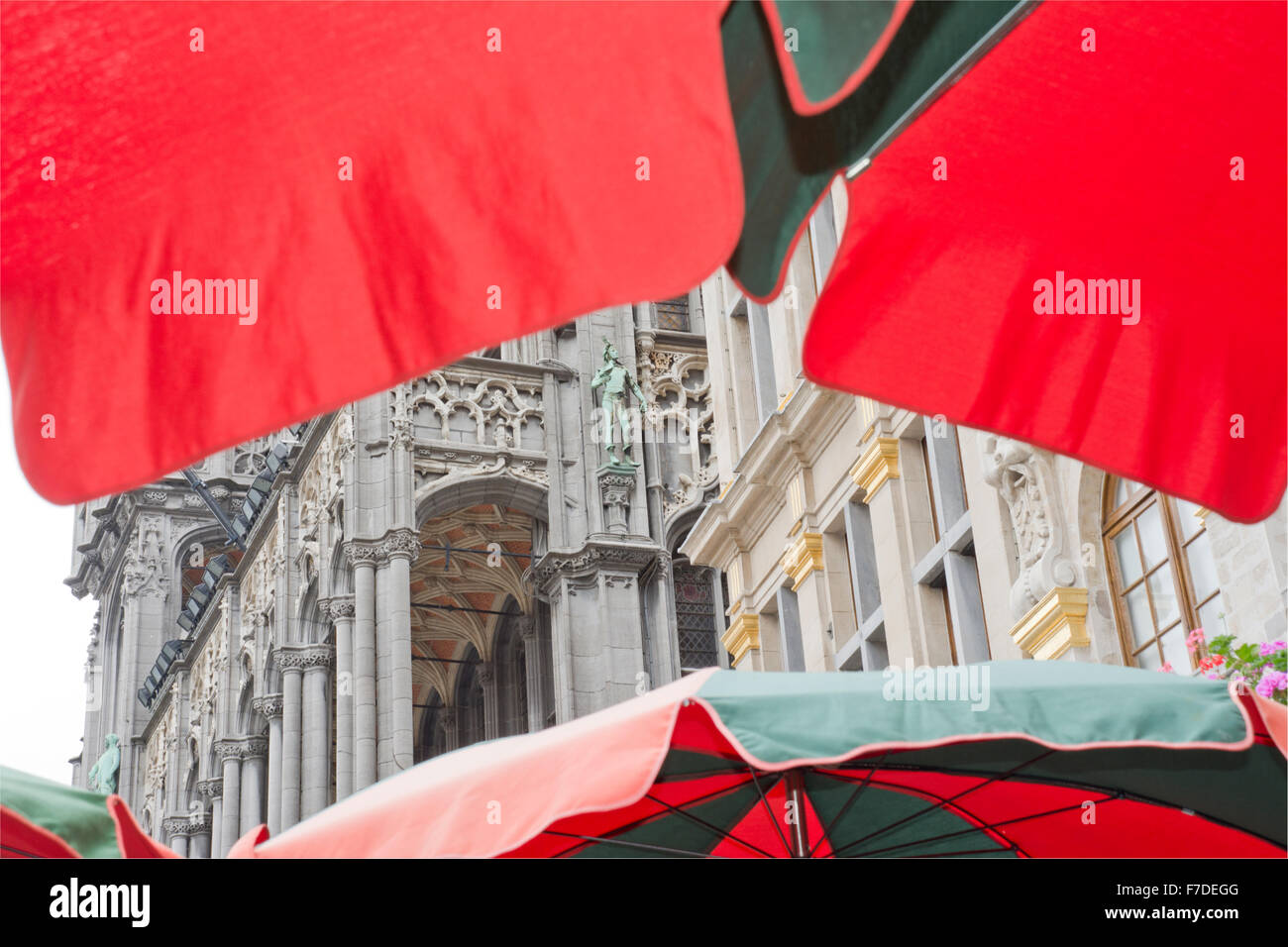 Maison du Roi, Grande Place di Bruxelles, vista tra colorato cafe ombrelloni Foto Stock