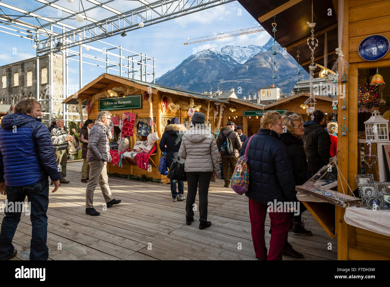 Aosta, Italia - 29 Novembre, 2015. Gli acquirenti hanno approfittato del sole e stagionalmente temperature miti per visitare il 'Marché Vert Noël' - Verde Mercatino di Natale - che ha appena aperto nel centro storico anfiteatro romano (Teatro Romano). Il mercato viene eseguito ogni giorno a partire da oggi e fino al 6 gennaio 2016. Le caratteristiche del mercato fatto a mano artisinal merci dalla Val d'Aosta, altre parti d'Italia e in tutta Europa, nonché prodotte localmente cibi di specialità e vini provenienti dalla regione Valle d'Aosta. Genyphyr Novak/Alamy Live News Foto Stock