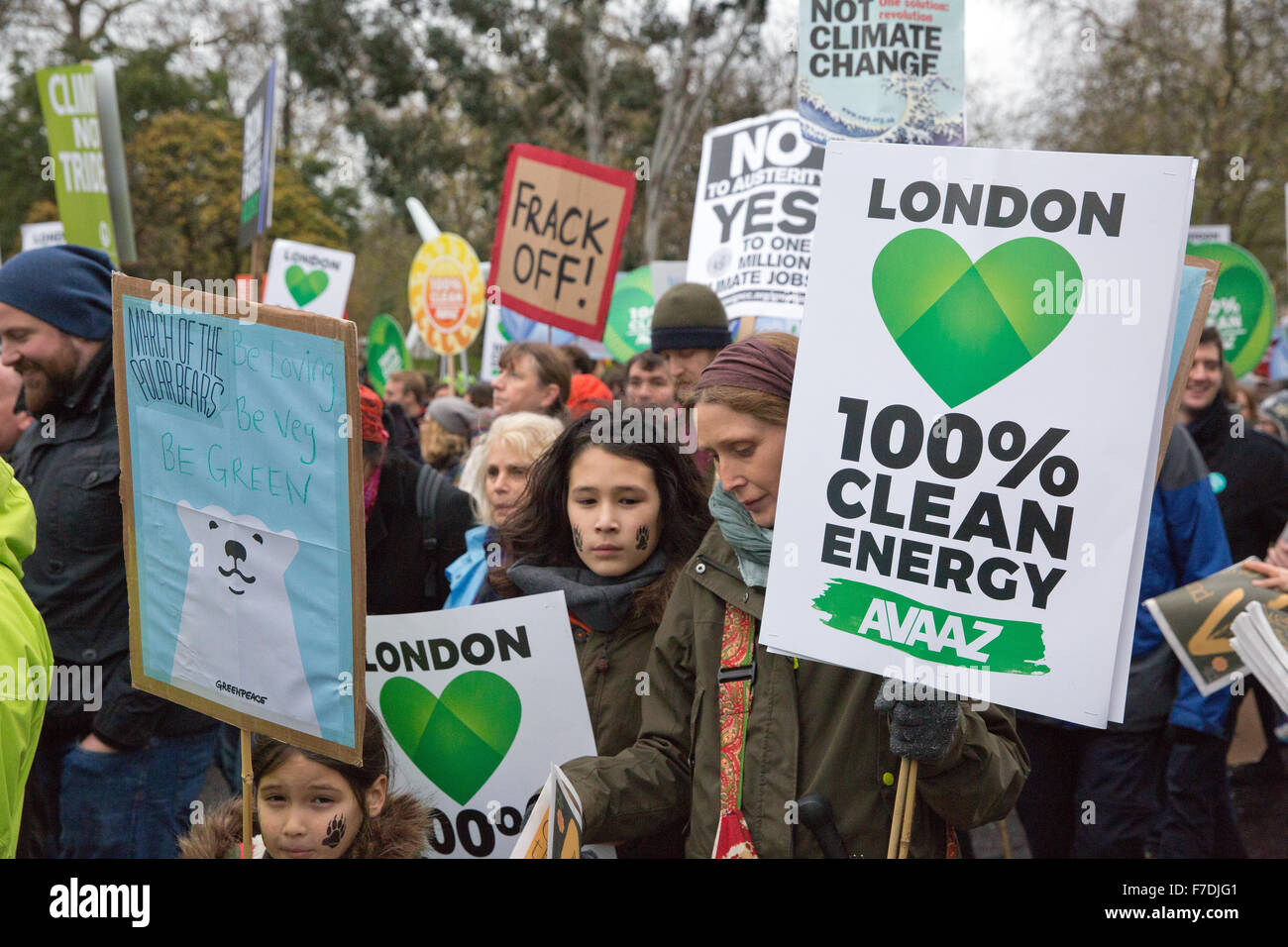 Londra, Regno Unito. Il 29 Novembre, 2015. I manifestanti sul popolo di marzo per il clima, di giustizia e di posti di lavoro a Londra alla vigilia del Vertice Onu sul clima a Parigi. Credito: Mark Kerrison/Alamy Live News Foto Stock