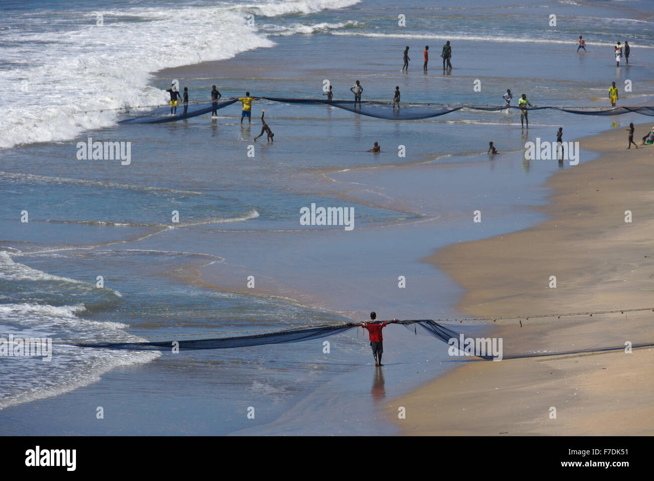 I pescatori alaggio in reti, Cape Coast, in Ghana Foto Stock