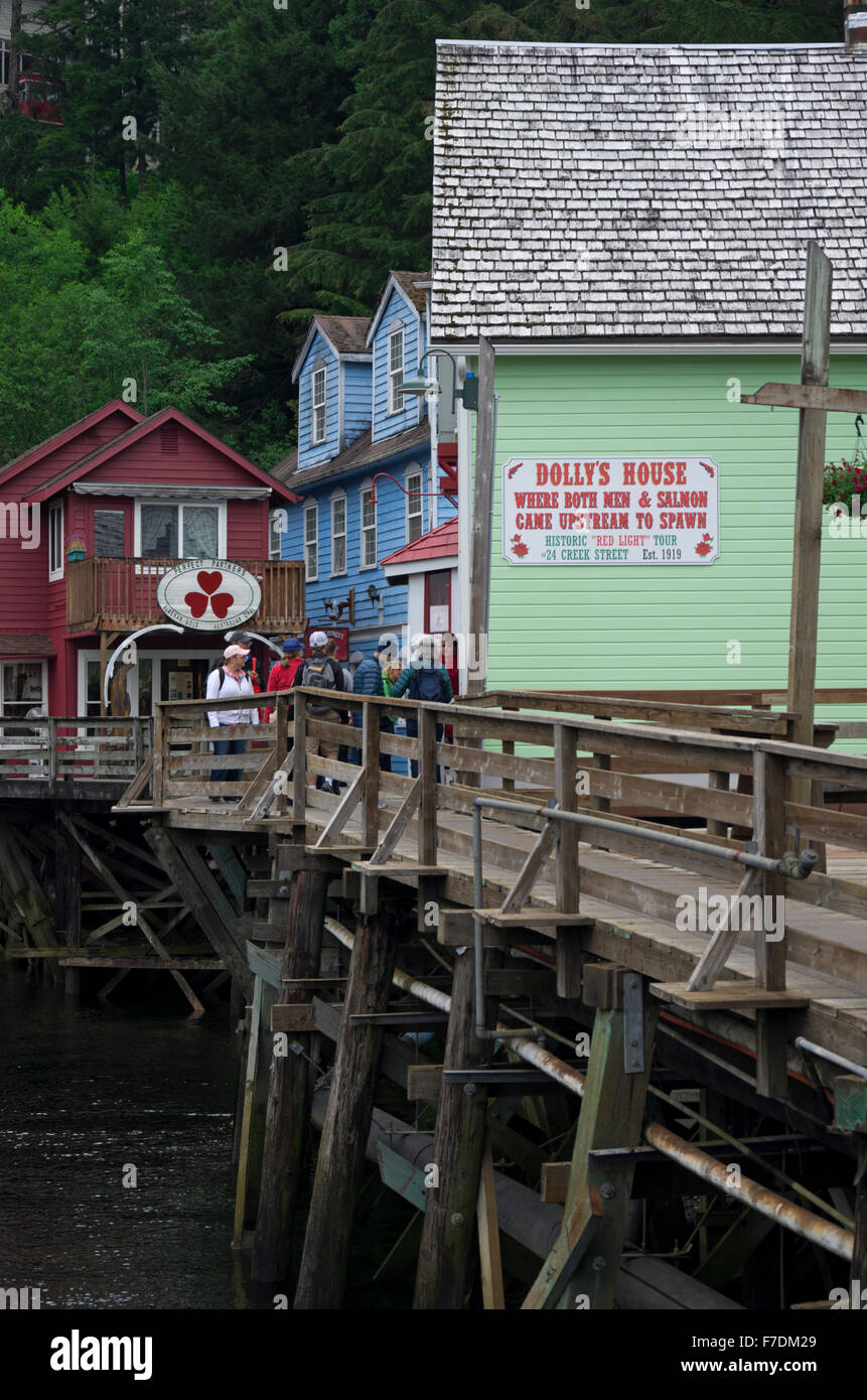 Tourist Godetevi una visita al Boardwalk su Creek Street. Oro e negozi di souvenir risiedono in ristrutturato case di prostituzione. Foto Stock
