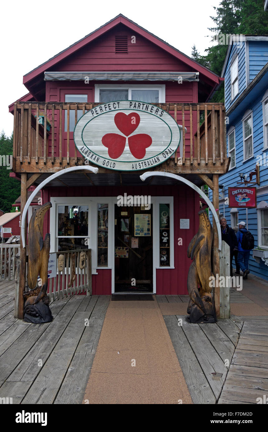Tourist Godetevi una visita al Boardwalk su Creek Street. Oro e negozi di souvenir risiedono in ristrutturato case di prostituzione. Foto Stock