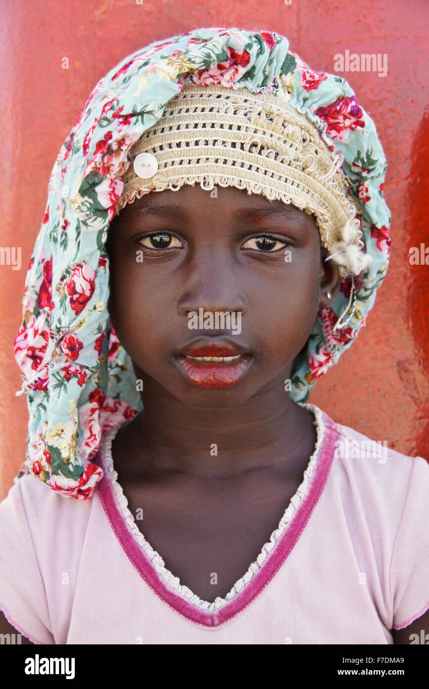 Giovane e bella ragazza che indossa il rossetto, Cape Coast, in Ghana Foto Stock
