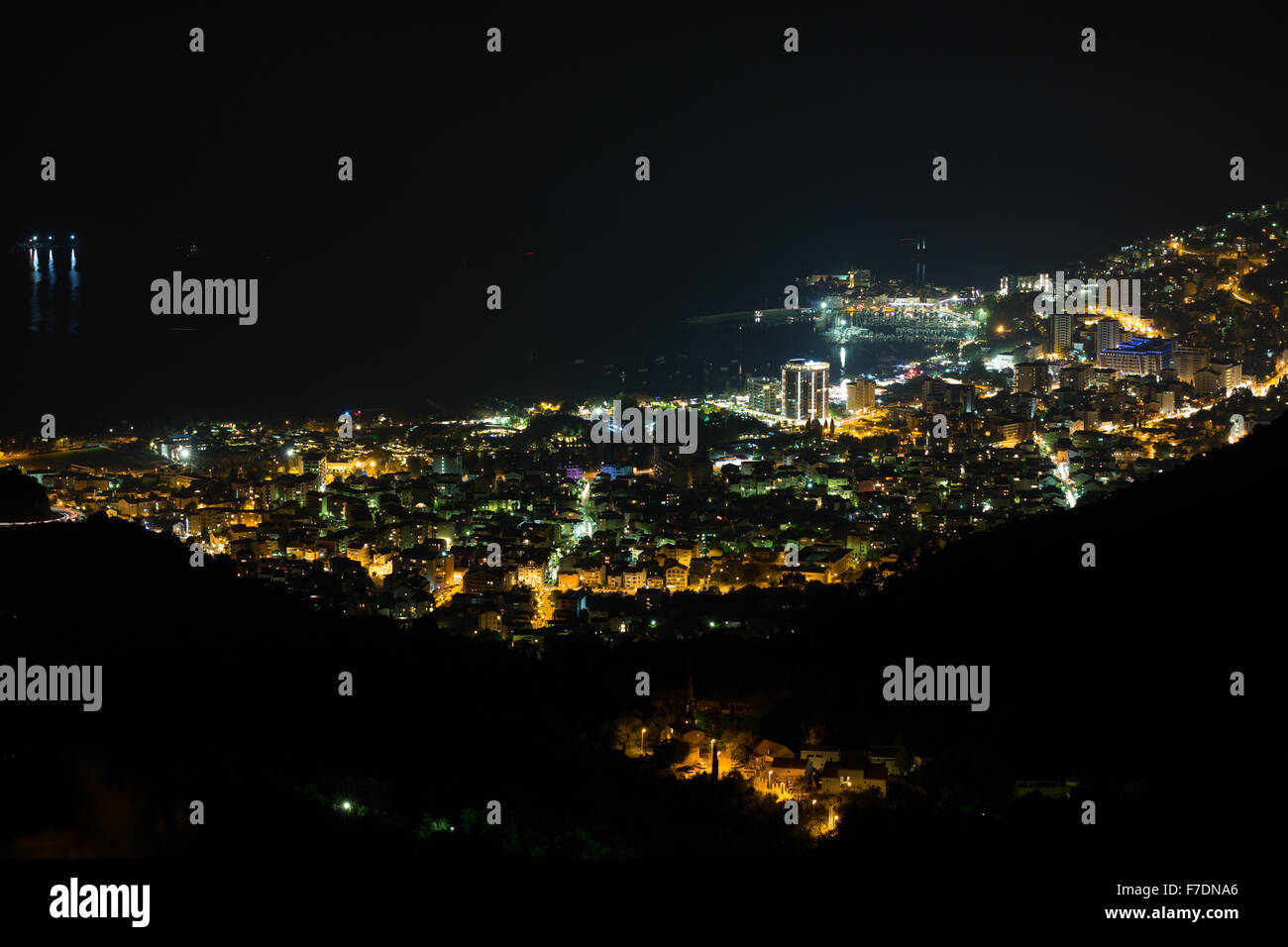 Budva di notte, Montenegro, Balcani. Vista dalla parte superiore Foto Stock