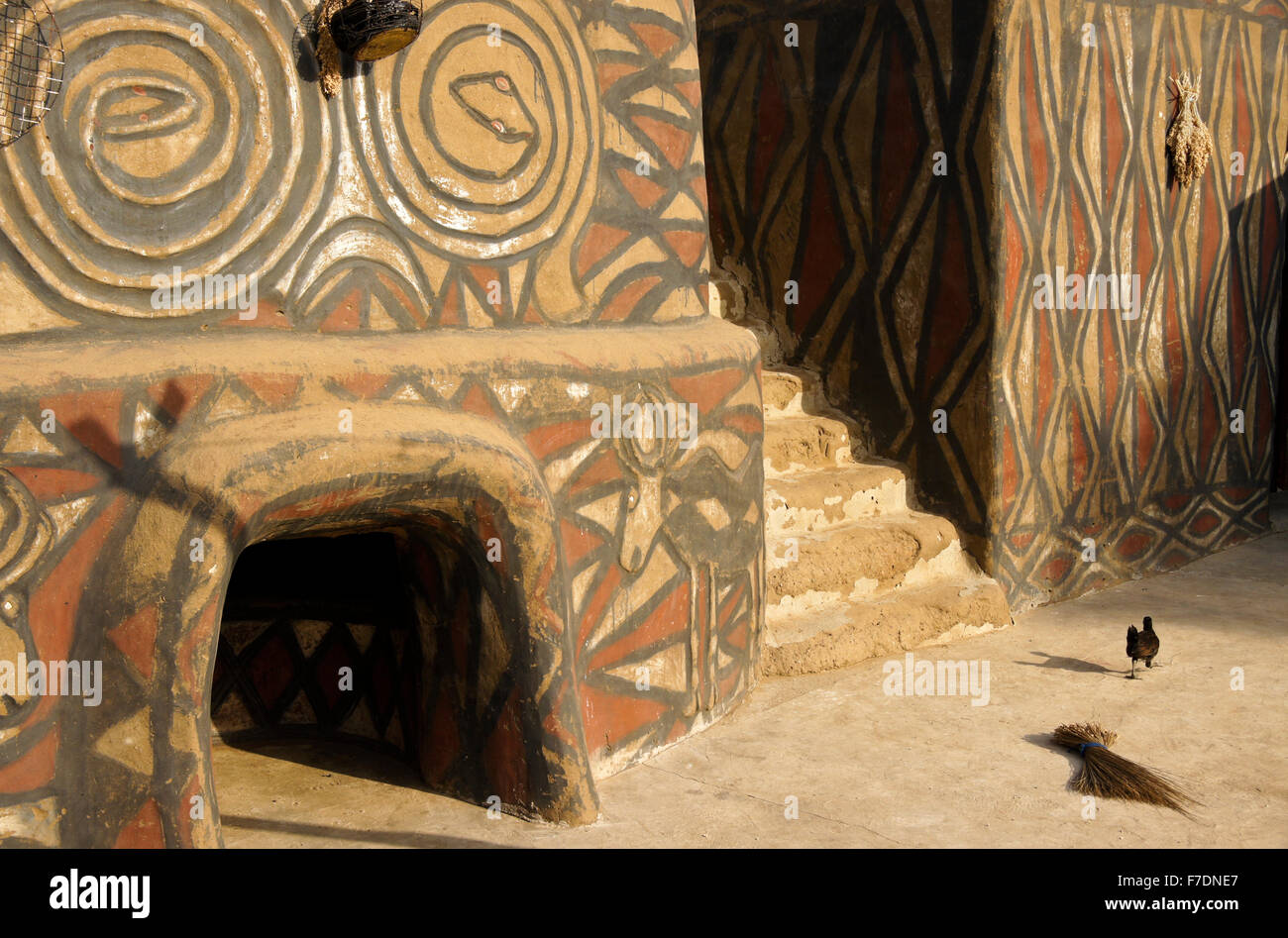 Casa Nankani composto con figure geometriche e disegni di animali, Sirigu, Ghana Foto Stock