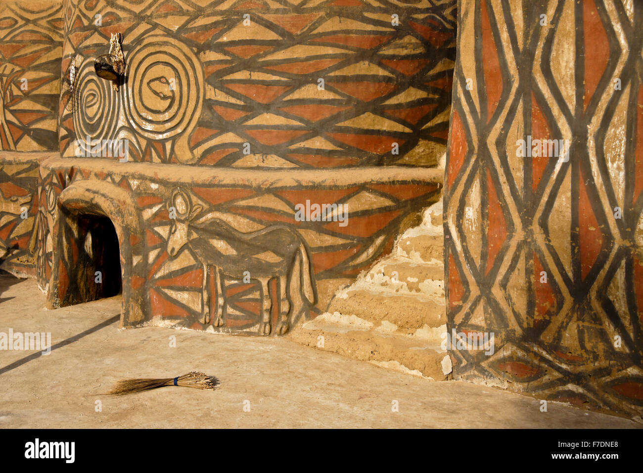 Casa Nankani composto con figure geometriche e disegni di animali, Sirigu, Ghana Foto Stock