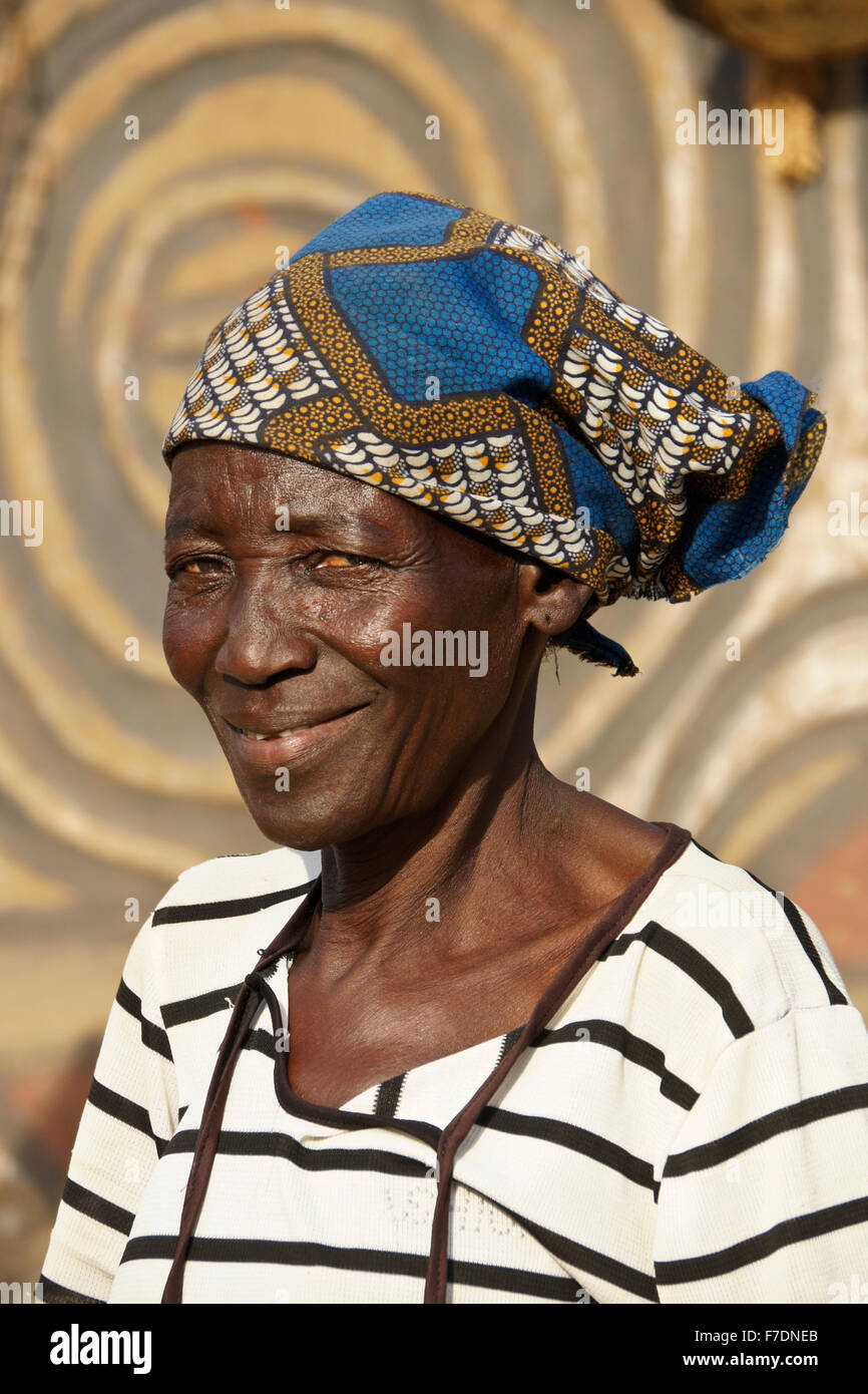 Nankani donna in composto di casa decorata con figure geometriche e disegni di animali, Sirigu, Ghana Foto Stock