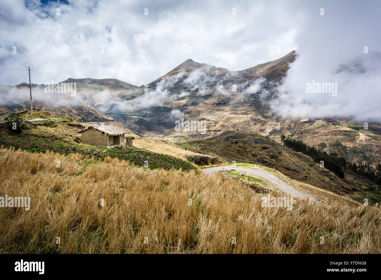 Adobe tradizionale casa sulla collina nuvoloso nei pressi di Cajabamba nella regione montagnosa di Cajamarca Perù Foto Stock