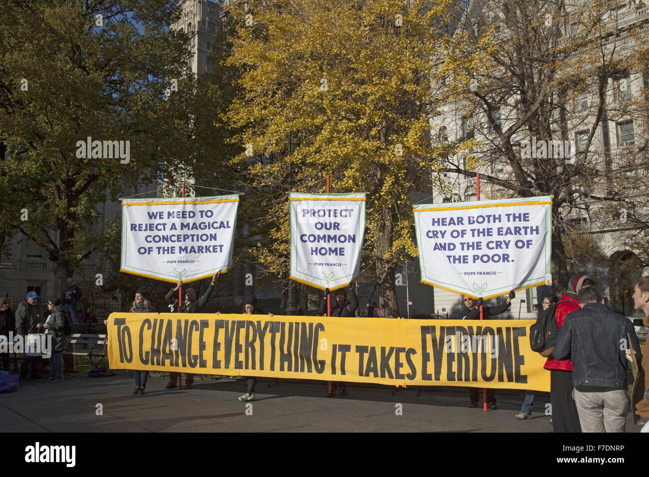 New York, Stati Uniti d'America. Il 29 Novembre, 2015. NYC attivisti del clima ha tenuto una conferenza stampa e marzo oggi a New York City Hall a sollecitare Mayor de Blasio a impegnare la città di transizione al 100% energia pulita e rinnovabile entro il 2030. Questa azione è parte della domanda mondiale di un forte trattato a venire fuori delle Nazioni Unite negoziati sul clima che si terrà a Parigi nel corso delle prossime due settimane. Credito: David Grossman/Alamy Live News Foto Stock