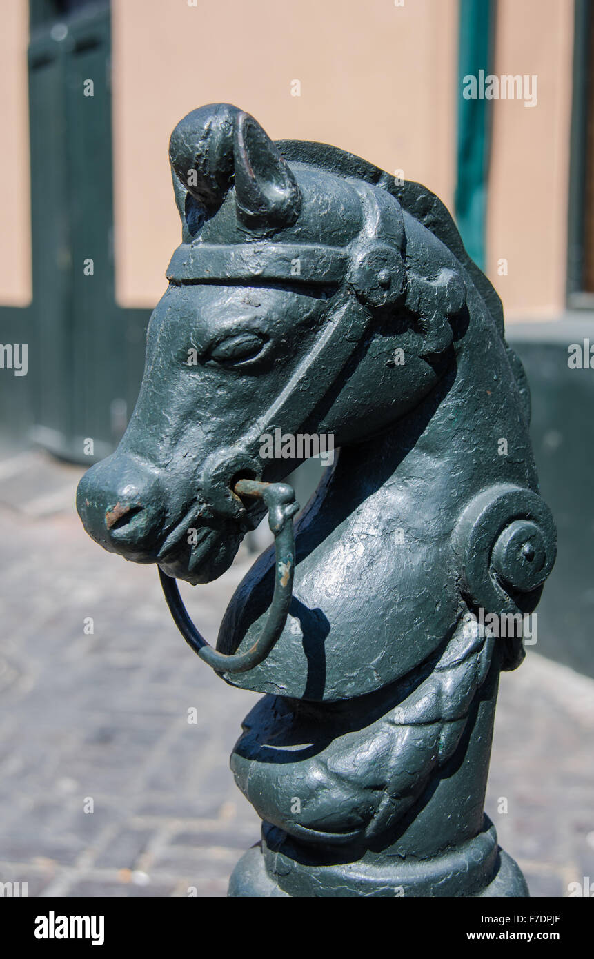 Pali in metallo con estremità conformate come linea di cavalli per le strade di New Orleans Foto Stock