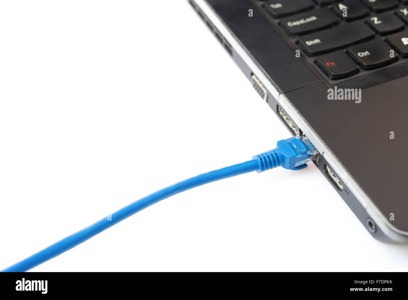 Cavo di rete di colore blu il collegamento a un computer portatile su bianco Foto Stock