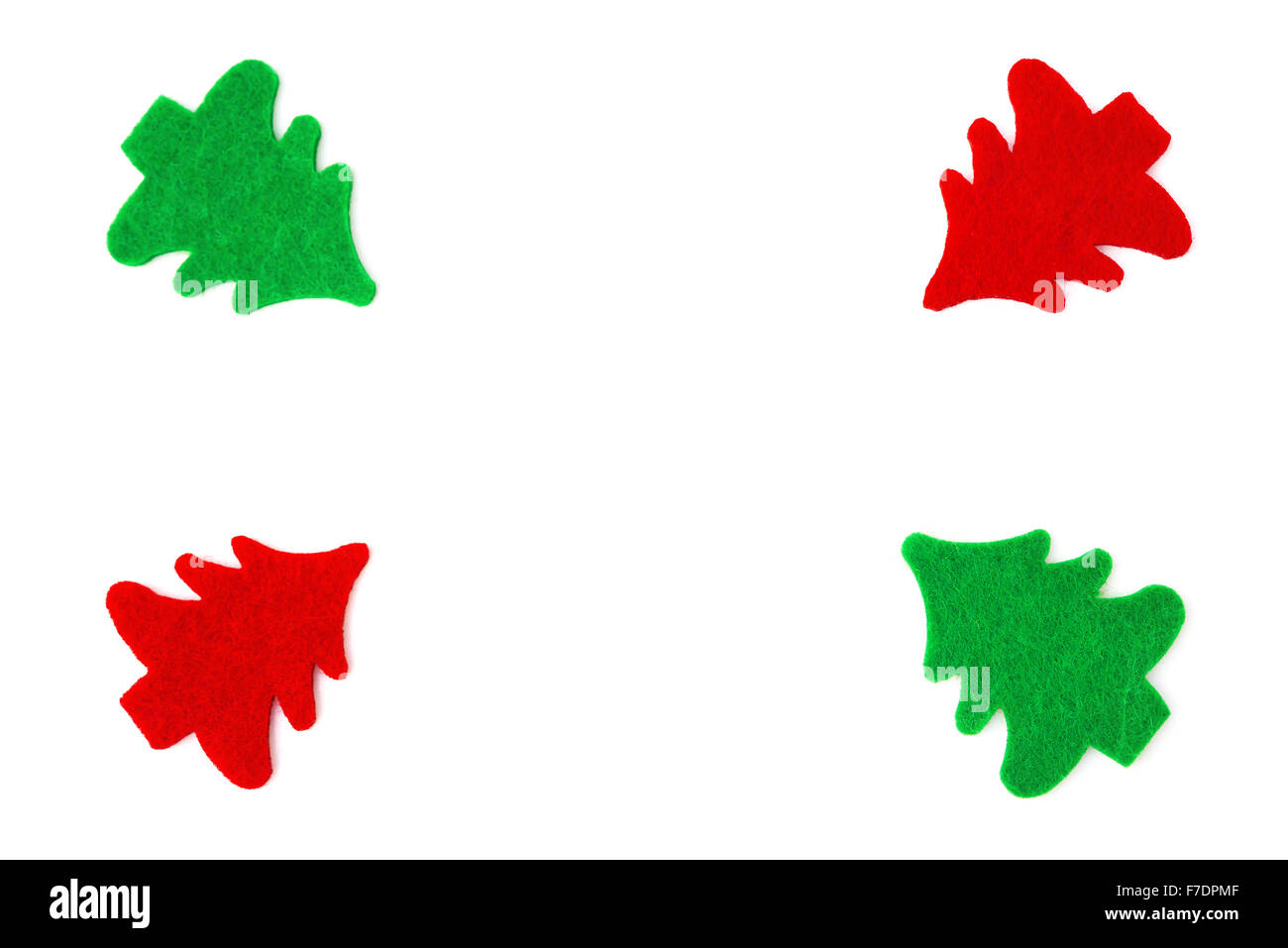 Il rosso e il verde di alberi di Natale allineati come un telaio su