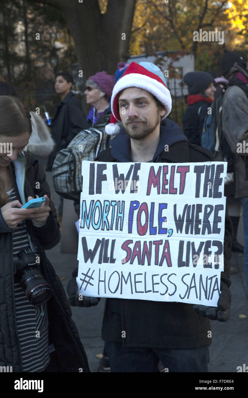 New York, Stati Uniti d'America. Il 29 Novembre, 2015. NYC attivisti del clima ha tenuto una conferenza stampa e marzo oggi a New York City Hall a sollecitare Mayor de Blasio a impegnare la città di transizione al 100% energia pulita e rinnovabile entro il 2030. Questa azione è parte della domanda mondiale di un forte trattato a venire fuori delle Nazioni Unite negoziati sul clima che si terrà a Parigi nel corso delle prossime due settimane. Credito: David Grossman/Alamy Live News Foto Stock