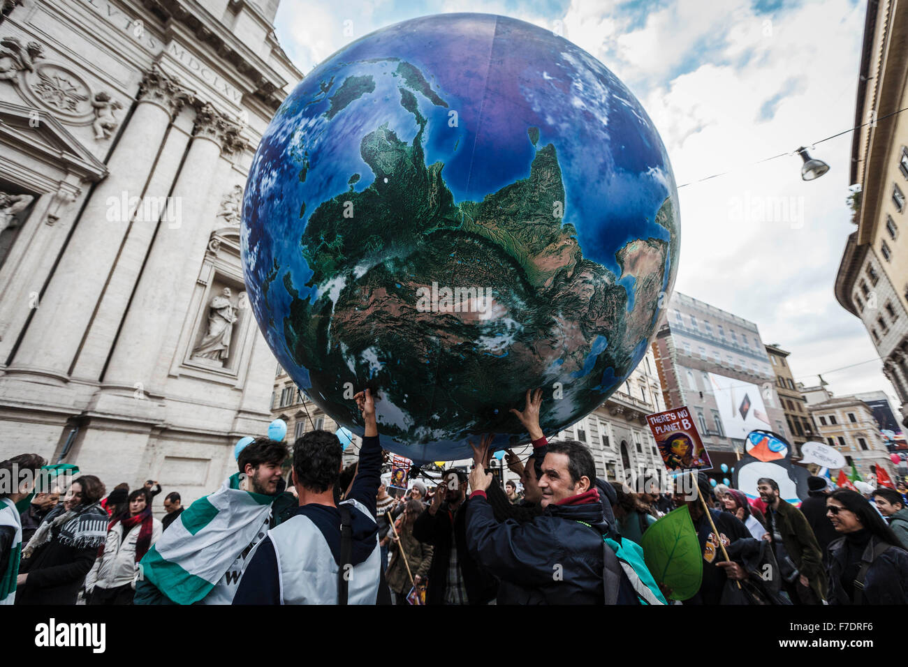 Roma, Italia. 29 Nov, 2015. I dimostranti tenere una grande massa che prendono parte al 'Global clima marzo " a chiamata per una più severa azione per affrontare il problema del cambiamento climatico in Roma. La manifestazione ha avuto luogo davanti alla XXI Sessione della Conferenza delle Parti della convenzione quadro delle Nazioni Unite sui cambiamenti climatici (COP21), che è stato programmato per avviare a Parigi il lunedì. © Giuseppe Ciccia/Pacific Press/Alamy Live News Foto Stock