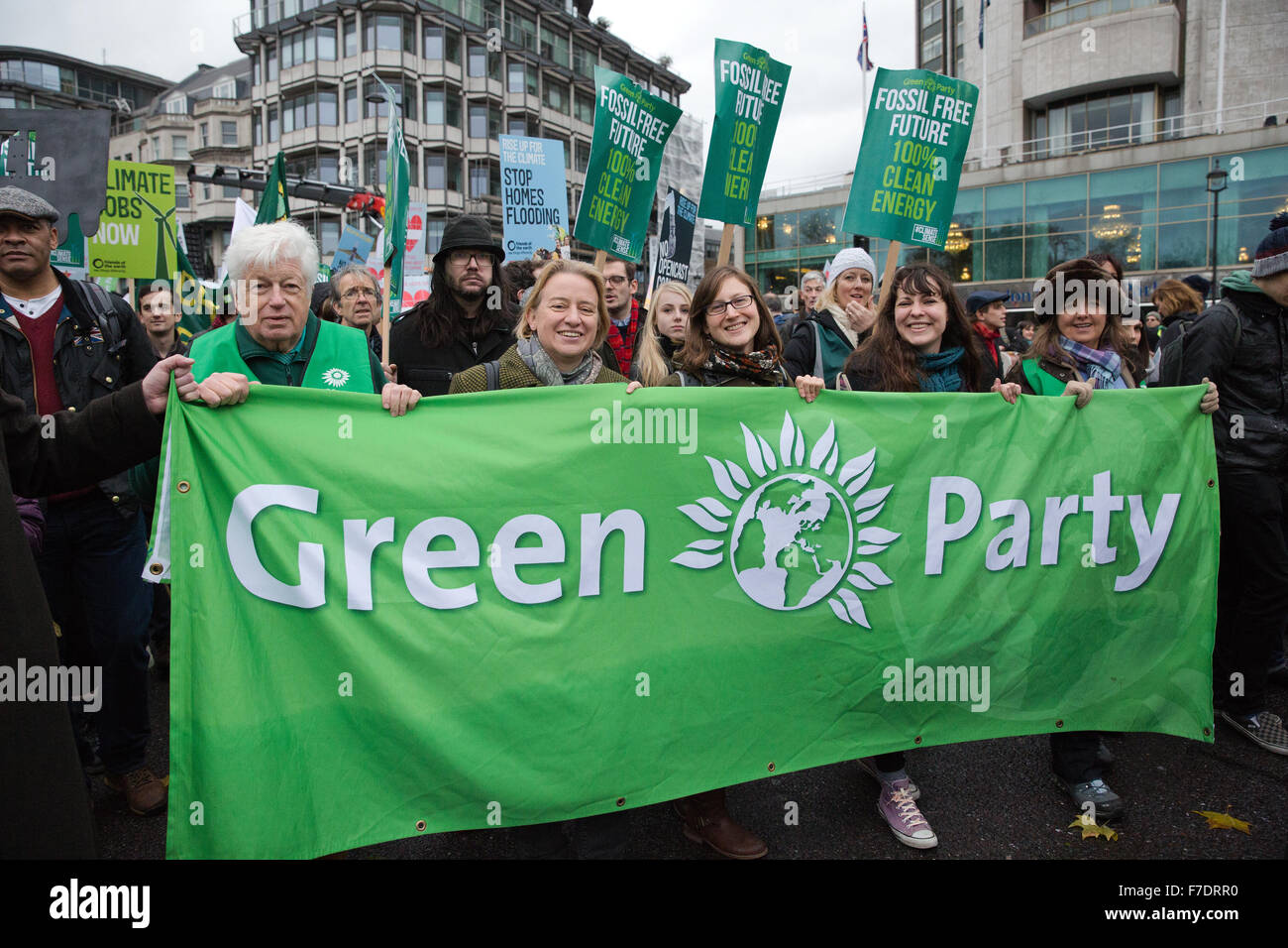 Londra, Regno Unito. Il 29 Novembre, 2015. I rappresentanti del Partito Verde compreso il leader Natalie Bennet e vice leader Amelia Womack sul popolo di marzo per il clima, di giustizia e di posti di lavoro a Londra. Credito: Mark Kerrison/Alamy Live News Foto Stock Londra, Regno Unito. Il 29 Novembre, 2015. I rappresentanti del Partito Verde compreso il leader Natalie Bennet e vice leader Amelia Womack sul popolo di marzo per il clima, di giustizia e di posti di lavoro a Londra. Credito: Mark Kerrison/Alamy Live News Foto Stock