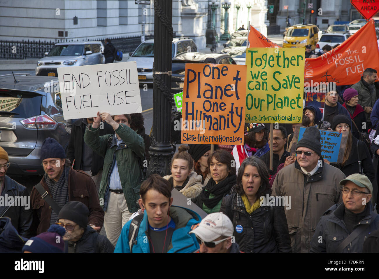 New York, Stati Uniti d'America. Il 29 Novembre, 2015. NYC attivisti del clima ha tenuto una conferenza stampa e marzo oggi a New York City Hall a sollecitare Mayor de Blasio a impegnare la città di transizione al 100% energia pulita e rinnovabile entro il 2030. Questa azione è parte della domanda mondiale di un forte trattato a venire fuori delle Nazioni Unite negoziati sul clima che si terrà a Parigi nel corso delle prossime due settimane. Credito: David Grossman/Alamy Live News Foto Stock