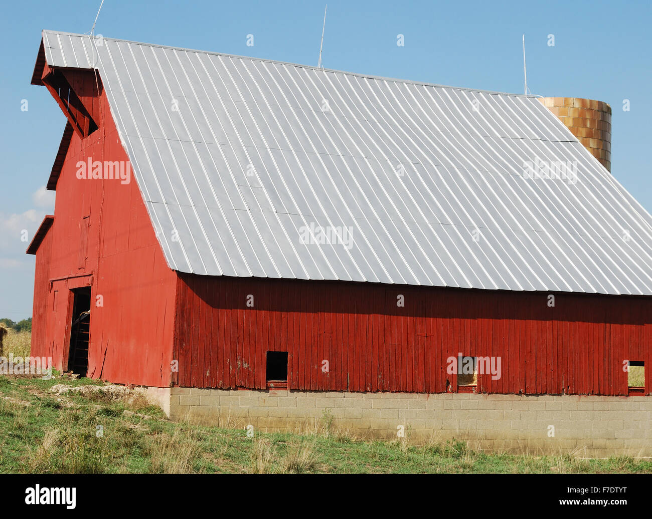 Big Red barn in una fattoria nel midwestern Stati Uniti Foto Stock